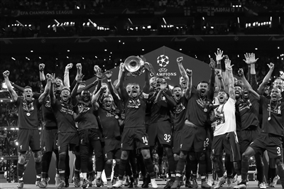 梅努哥哥身穿“放梅努离队”T恤现身球场，对阿莫林表示抗议（梅努兄长穿“让梅努走”字样T恤亮相球场，矛头直指阿莫林）