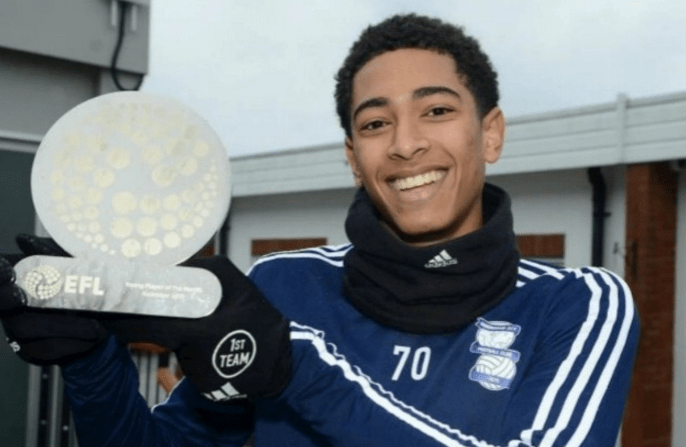 扎鸟给年轻球员建议：和真心对自己好的人在一起，信任这些人（扎鸟告诫年轻球员：与真诚善待你的人同行，并信任他们）