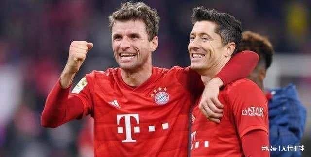 躺着进球，热那亚前锋科隆博在倒地情况下一脚完成破门（倒地卧射破门，热那亚前锋科隆博一脚建功）