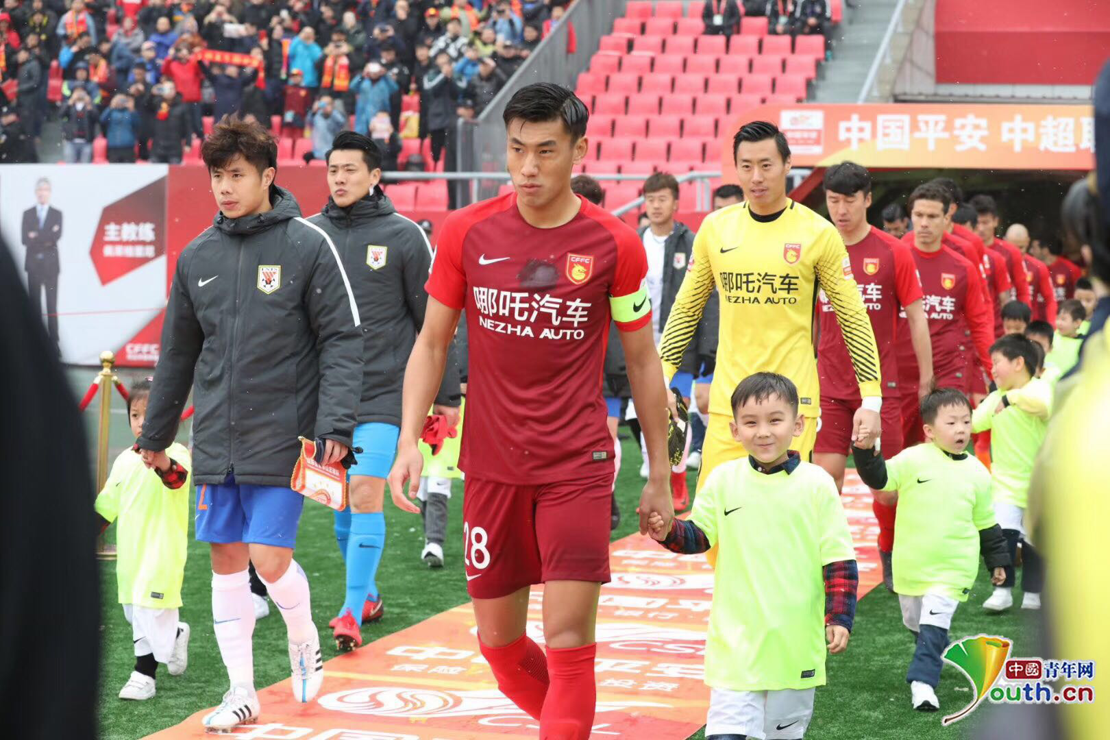 西甲裁判罚下昔日名哨，后者曾执法当年的米兰利物浦欧冠决赛（昔日名哨遭西甲裁判罚离场，曾主哨米兰对利物浦欧冠决赛）