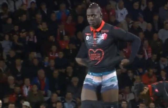 收到国足纪念球衣，尹鸿博：感谢祖国，为国出战是最大骄傲（获赠国足纪念球衣，尹鸿博致谢祖国：为国出战是我最大的荣耀）