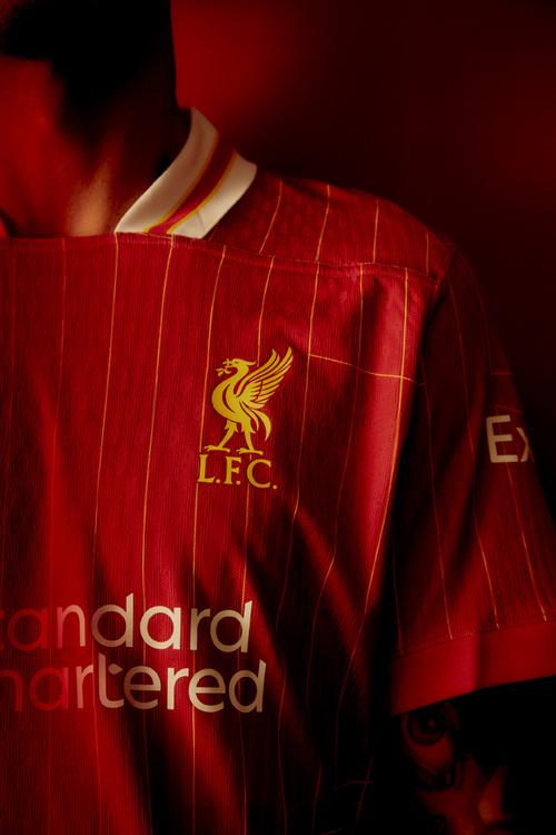 客战塞尔塔戴帽，莱万巴萨生涯第4次上演帽子戏法（莱万客场对塞尔塔上演帽子戏法，巴萨生涯第4次戴帽）