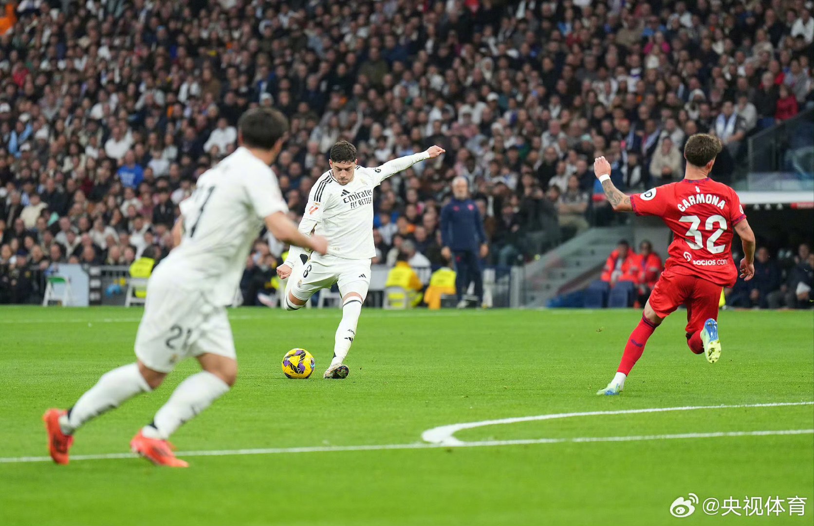 如何在足球场上保持心理稳定？（足球场上保持心理稳定的实用指南）