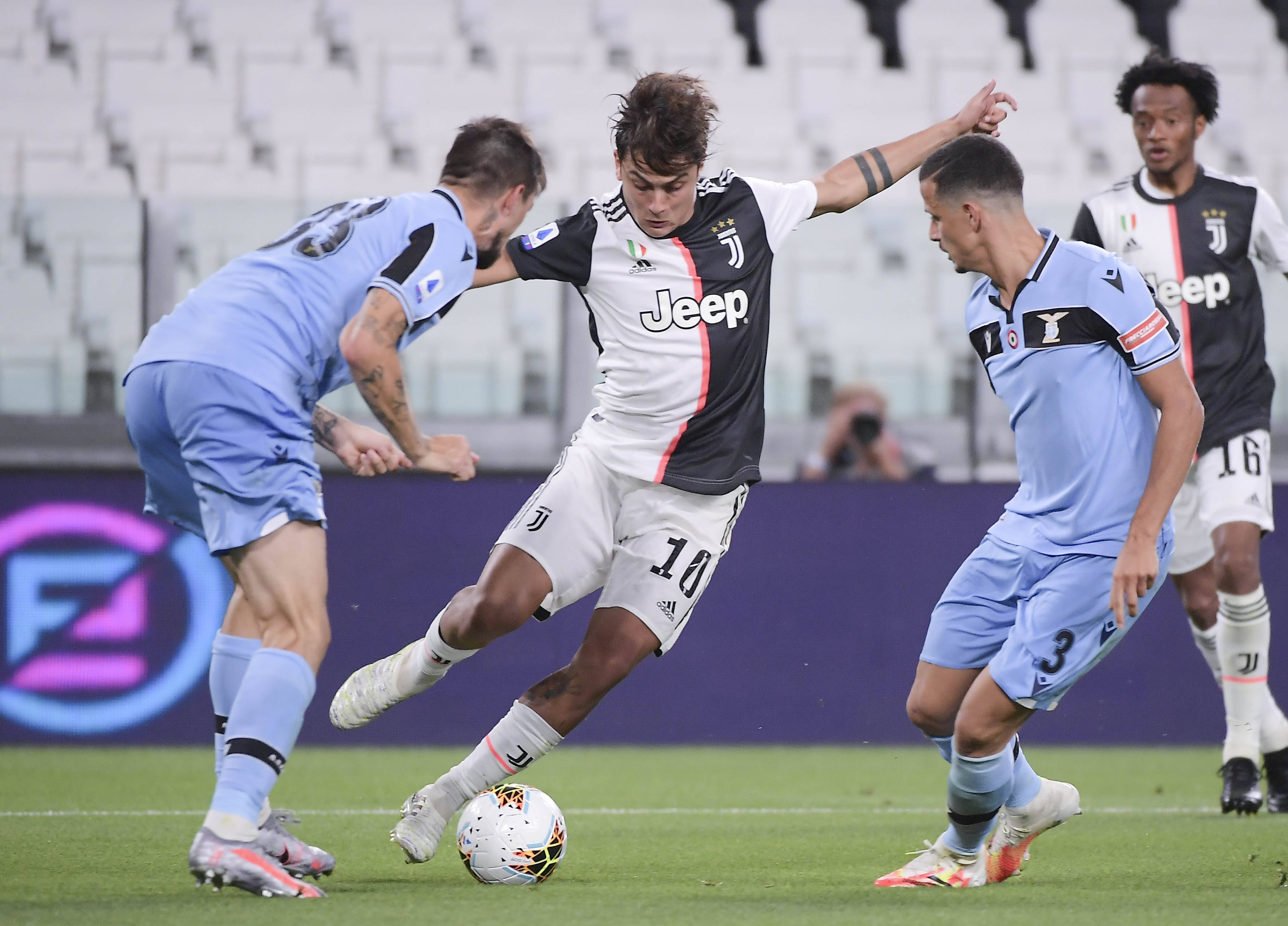 鲁本·阿莫林赛后力挺约罗：从失误中成长，曼联未来可期（鲁本·阿莫林赛后为约罗发声：在失误中成长，曼联前景光明）