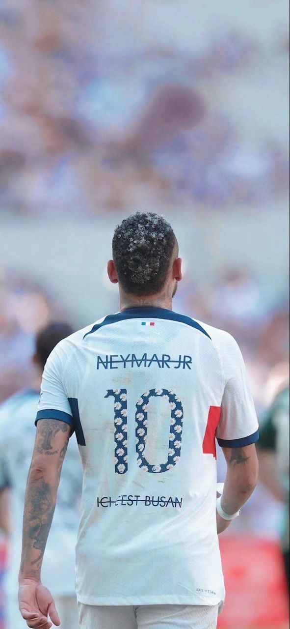 略伦特：很高兴保持不败战绩，和这些优秀球员并肩作战很轻松（略伦特：为不败延续感到欣喜，与顶尖队友并肩作战轻松自如）