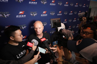 苏炳添用三年时间完成蜕变！让博尔特也刮目相看！（三年蜕变成就苏炳添，连博尔特也另眼相看）